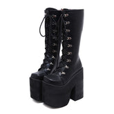 Schwarze Gothic Punk-Schnürstiefel mit klobiger Plateausohle und mittlerer Wadenhöhe